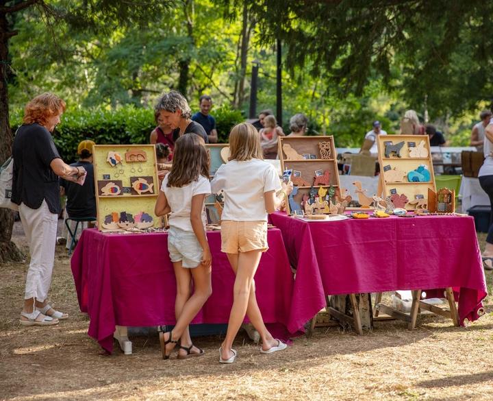 Burzet - marché lundis du terroir et du savoir - objets artisanaux en bois ©sourcesetvolcans Burzet - marché lundis du terroir et du savoir - objets artisanaux en bois ©sourcesetvolcans