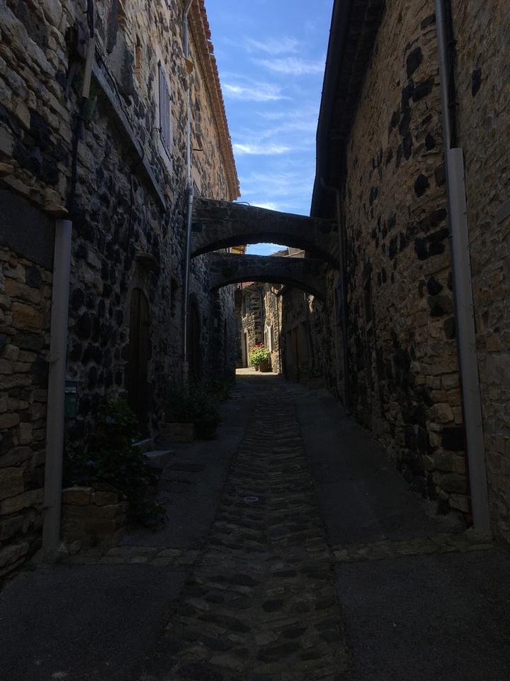 Ruelle du village de Mirabel