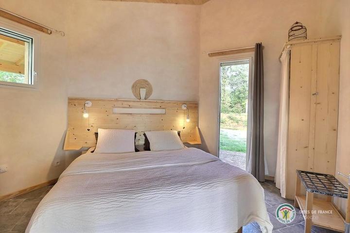 La chambre avec lit en 160 cm