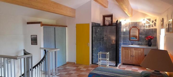 Chambre avec douche et WC séparés à l'étage