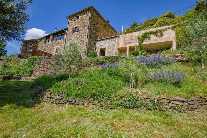 Le jardin est aménagé en faïsses (terrasses) et fait une surface de 3.500 m².
