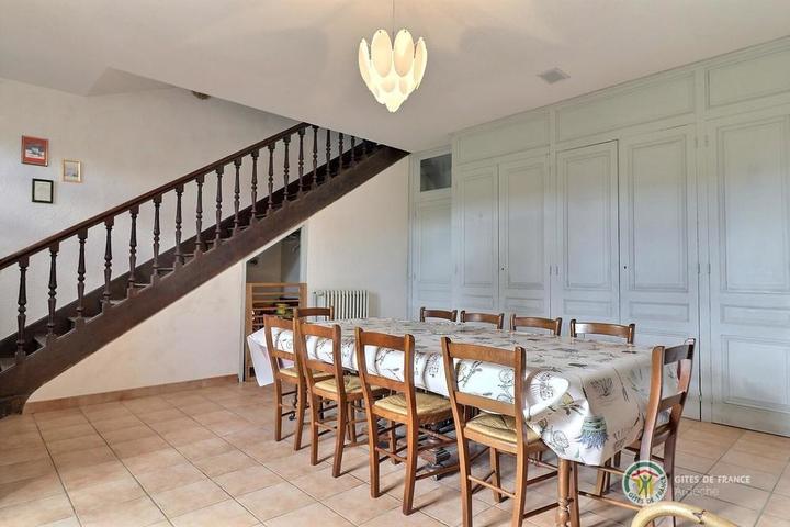 Le séjour avec l'escalier central