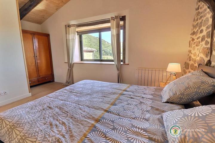 La chambre(3e étage) avec salle d'eau et toilettes privatives