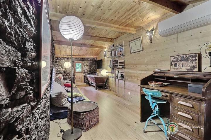 Salon avec TV et jeux à l'étage