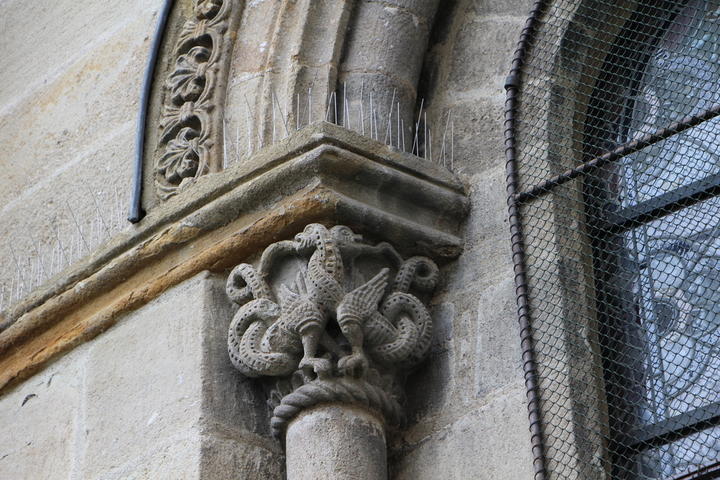 Détails 112.JPG Chapiteau sculpté