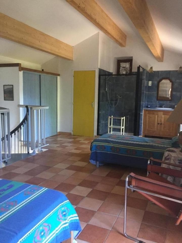 Chambre avec douche et WC séparés à l'étage