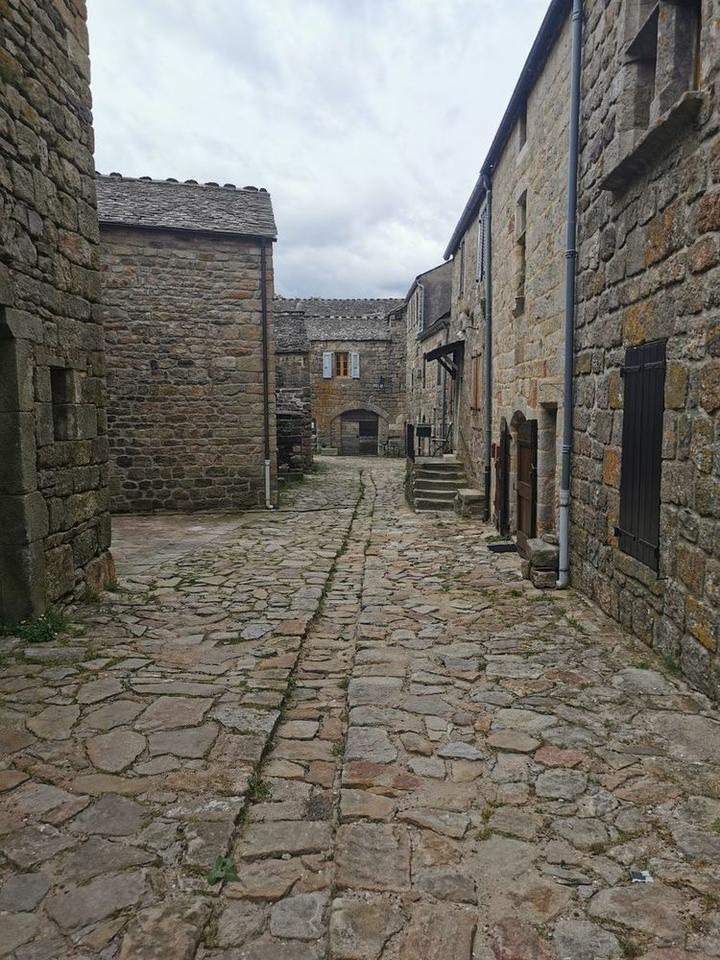 Rue pavée à la Garde-Guérin