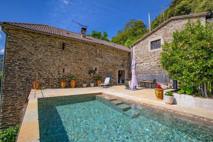 La maison, le garage et la piscine.