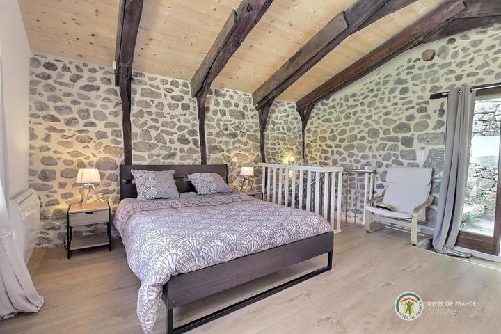 La chambre(3e étage) avec salle d'eau et toilettes privatives