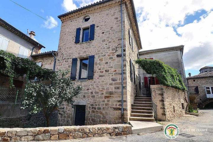 Maison en pierres au coeur du village, avec terrasse et petit jardinet