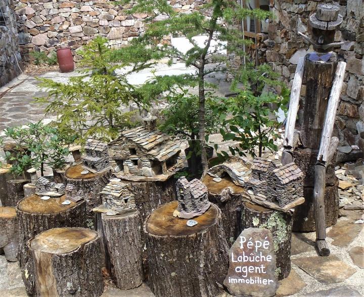 Ron des Fades Pépé la Buche :agent immobilier