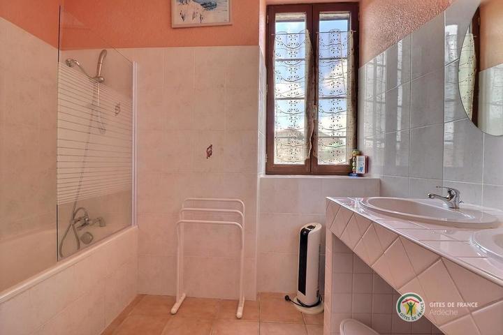 La salle de bain à l'étage avec wc