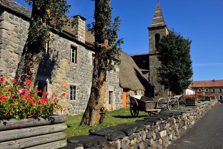 Ferme de Clastres et église