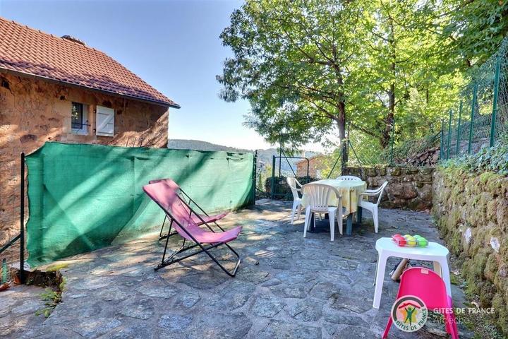 Espace extérieur privé avec salon de jardin et transats, sous les marronniers