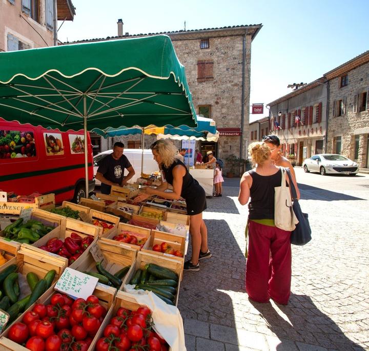 Burzet - Marché du mercredi matin ©S.BUGNON Burzet - Marché du mercredi matin ©S.BUGNON