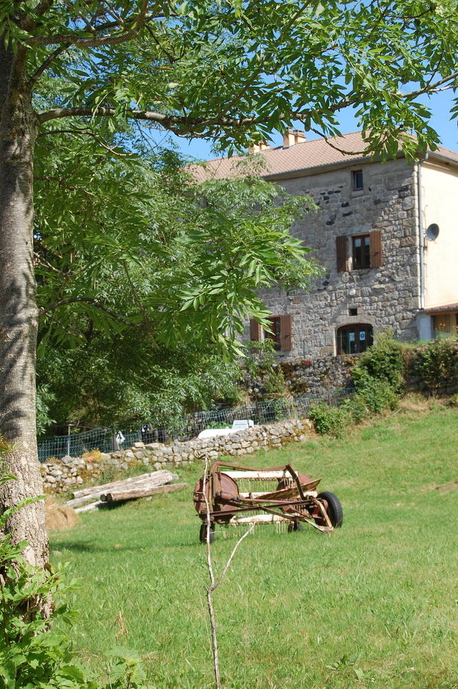 niché dans un écrin de verdure