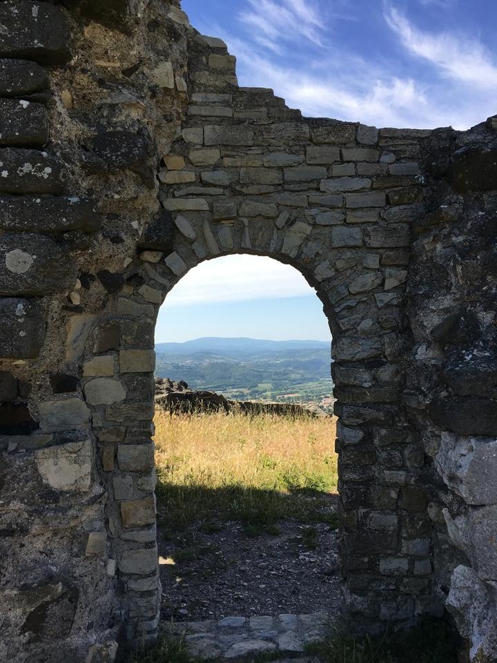 Entrée près de la tour sur les hauteurs de Mirabel