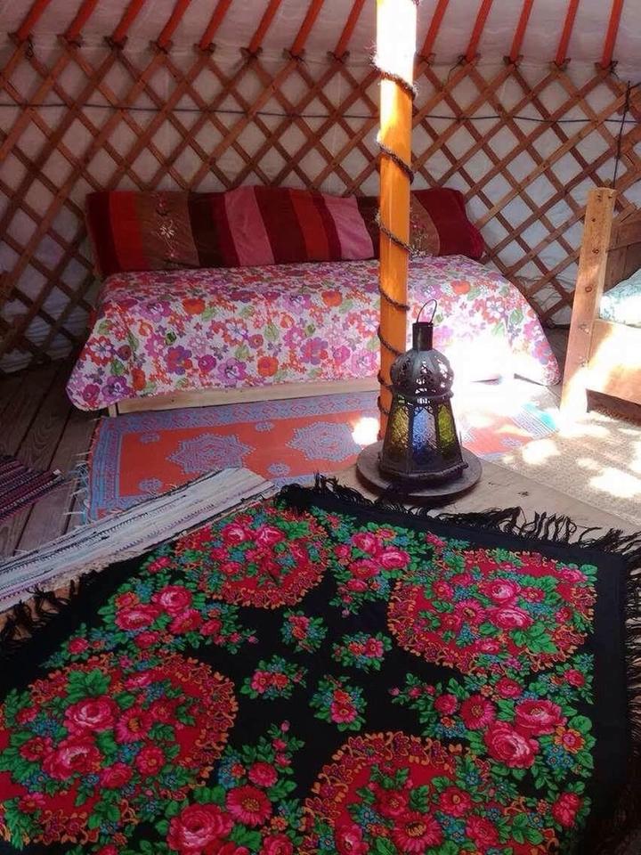 Yourte les bouches rouges