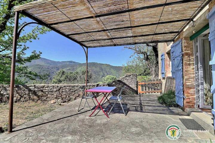 Terrasse sous pergola ombragée avec magnifique vue