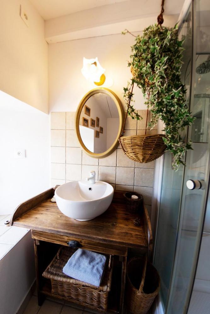 Salle d'eau de l'étage avec douche multi-jets