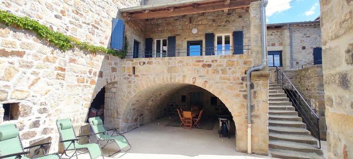 La cour intérieure et l'accès au gîte par l'escalier en pierre