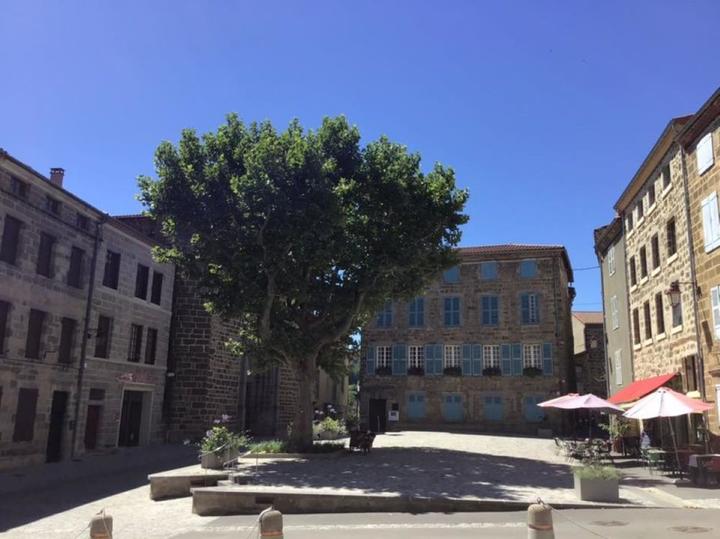 Le Trèfle à Quatre Feuilles Le Trèfle à Quatre Feuilles