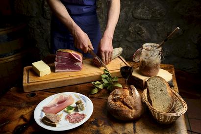 Charcuteries sur un plateau Charcuteries sur un plateau